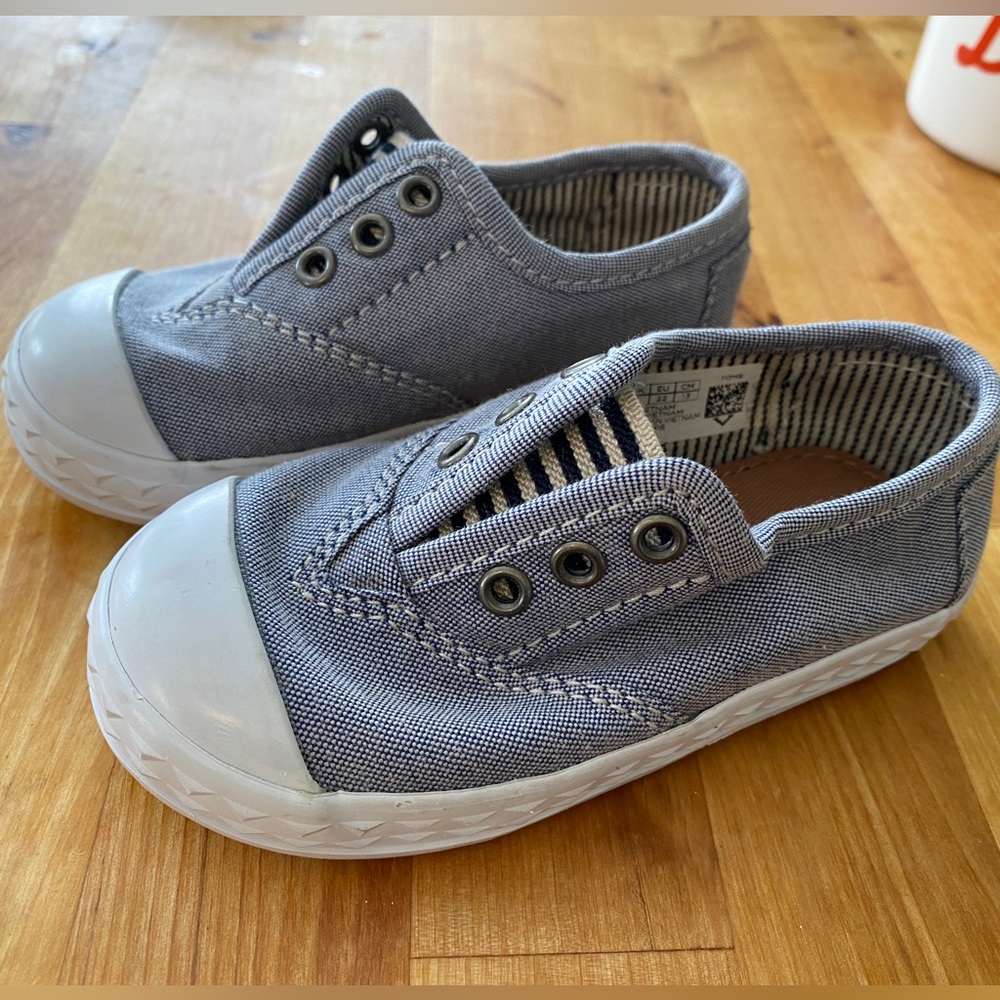 TOMS pull on toddler size 6 shoes gray black and white stripe T6